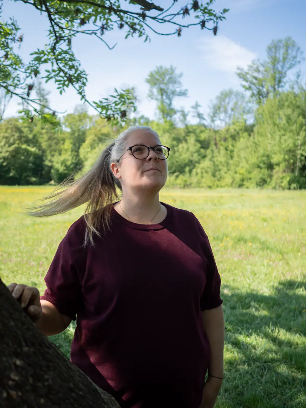 Portrait von Raphaela Jóia Jordão in der Natur